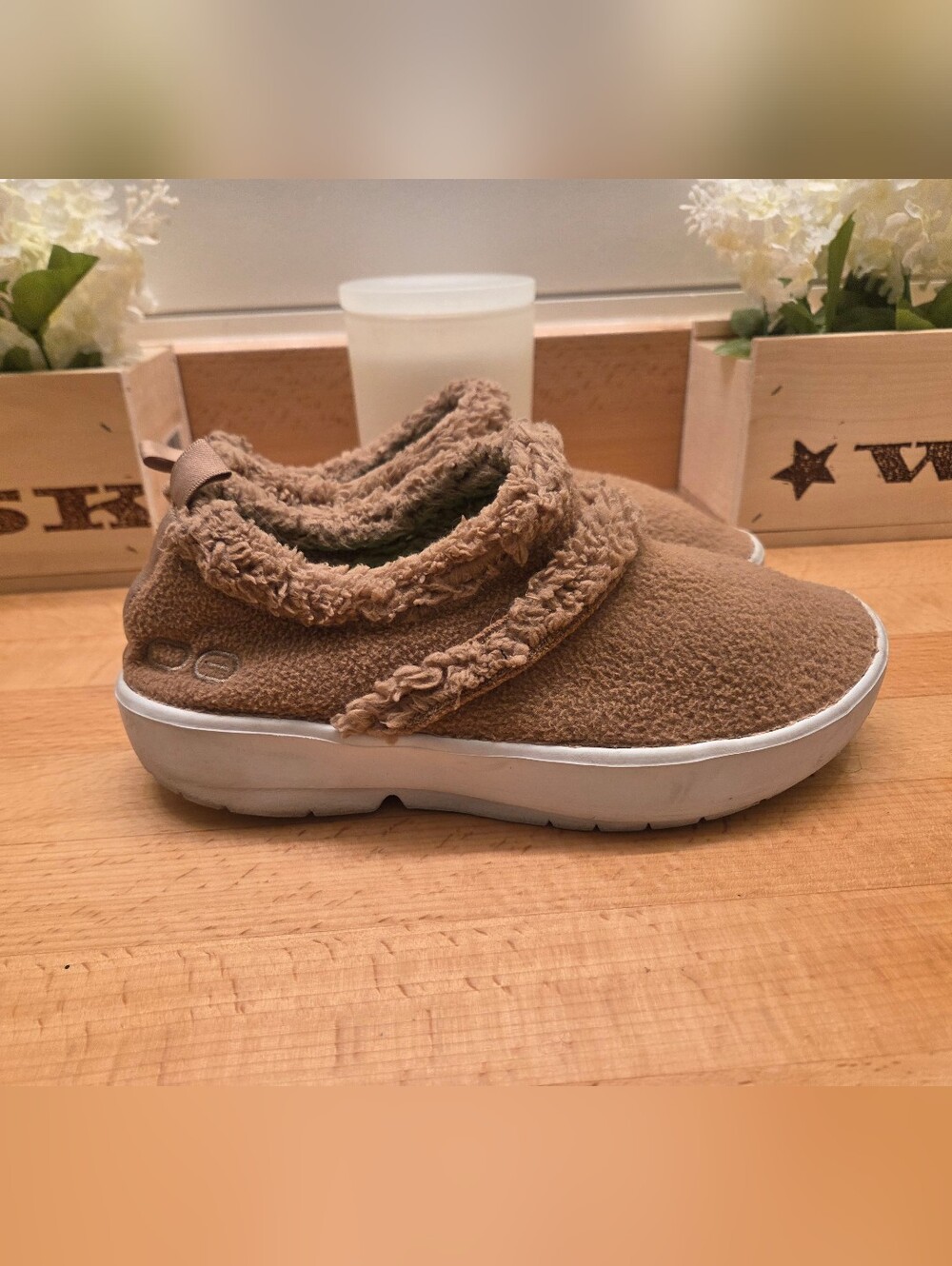 OOFOS Women's OOcoozie Low Recovery Shoe Chestnut Brown Vegan Sherpa Size 7.5